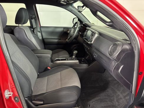 Used 2022 Toyota Tacoma TRD Off-Road w/ Technology Package image 20