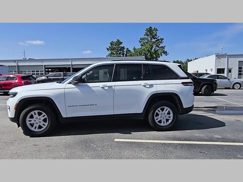 Used 2023 Jeep Grand Cherokee Laredo w/ Luxury Tech Group I AWD/4WD image 27