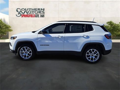 Used 2025 Jeep Compass Latitude w/ Altitude Special Edition image 2