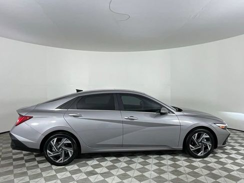 Used 2025 Hyundai Elantra SEL FWD image 3