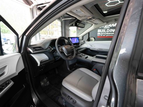 Used 2025 Toyota Sienna XLE w/ XLE Plus Package AWD/4WD image 8