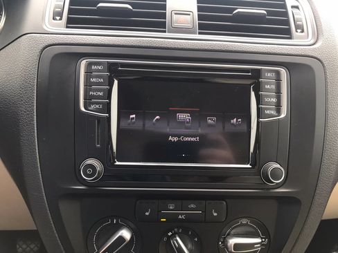Used 2017 Volkswagen Jetta SE FWD image 27