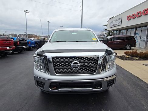 Used 2018 Nissan Titan SV w/ SV Convenience Package image 2