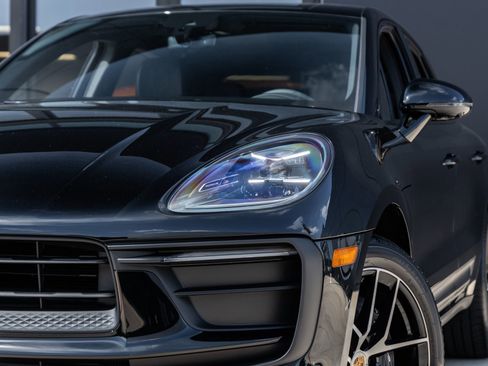 Certified 2026 Porsche Macan AWD/4WD image 18