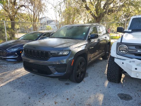 Used 2024 Jeep Grand Cherokee Altitude image 3