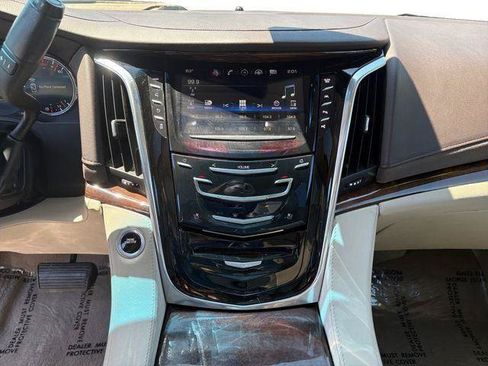 Used 2017 Cadillac Escalade ESV Luxury AWD/4WD image 17