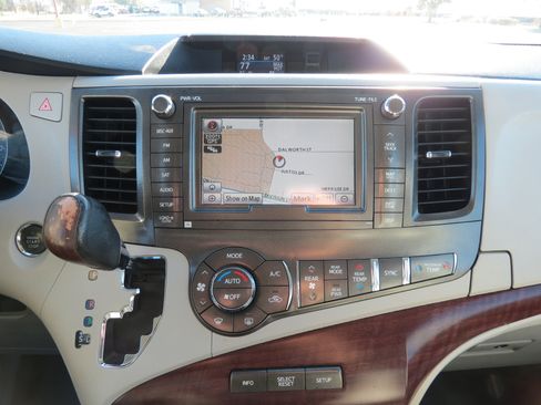 Used 2013 Toyota Sienna Limited image 18