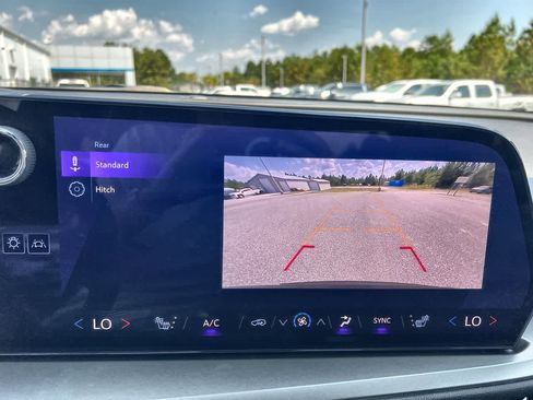 Used 2025 Chevrolet Traverse LT image 15