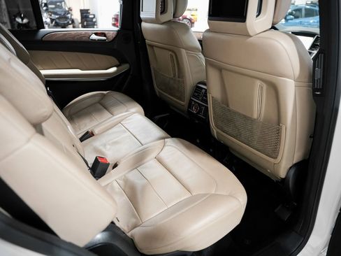 Used 2014 Mercedes-Benz GL 550 4MATIC image 30