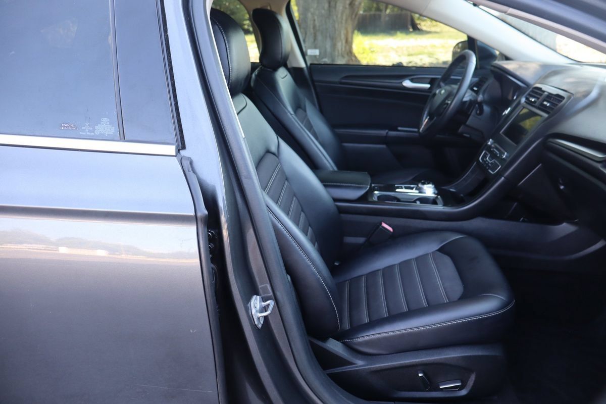 Used 2018 Ford Fusion SE w/ Equipment Group 201A FWD image 22