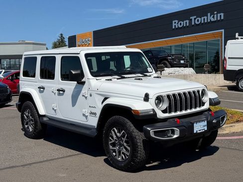 Used 2024 Jeep Wrangler Unlimited Sahara AWD/4WD image 2