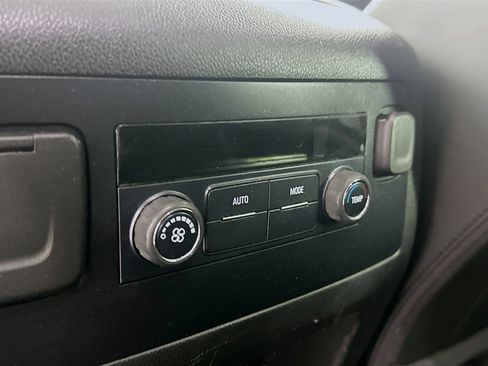 Used 2018 Chevrolet Suburban LT image 27