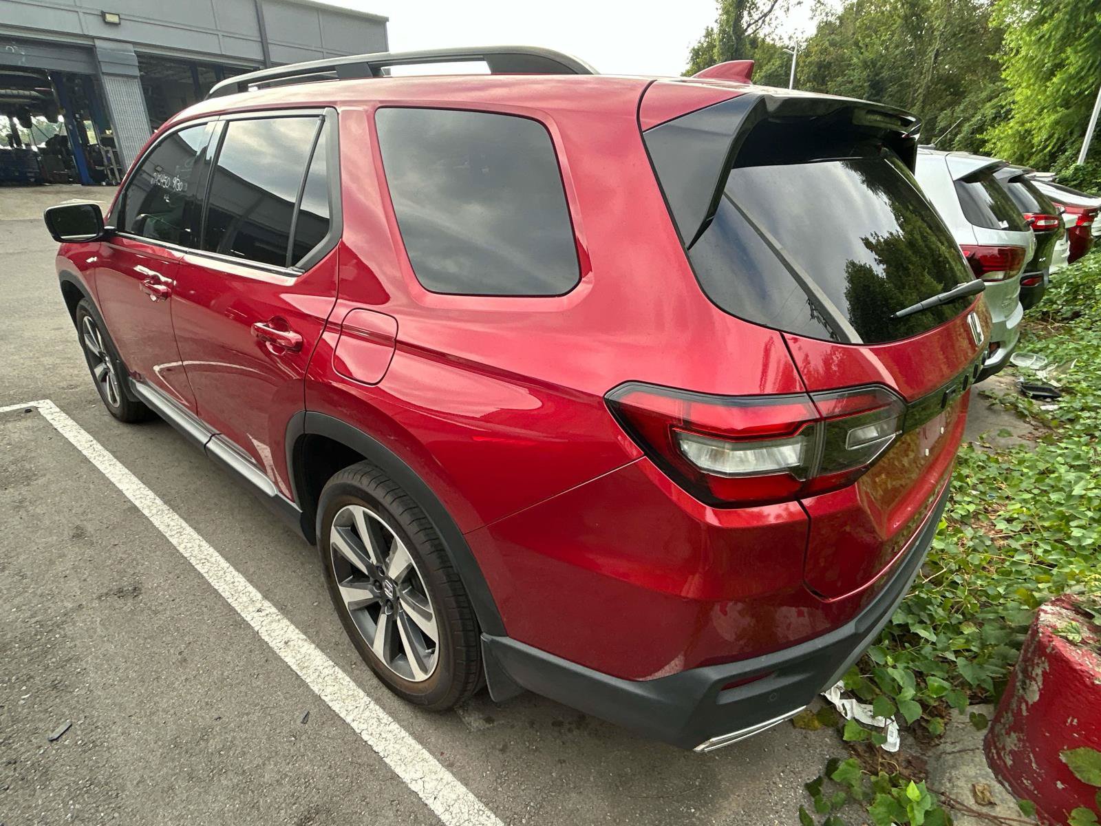 Used 2025 Honda Pilot Touring image 3