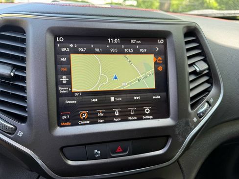 Used 2020 Jeep Cherokee Trailhawk AWD/4WD image 23