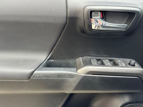 Used 2022 Toyota Tacoma TRD Off-Road w/ Technology Package image 12