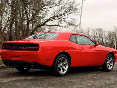 Used 2015 Dodge Challenger SXT image 4
