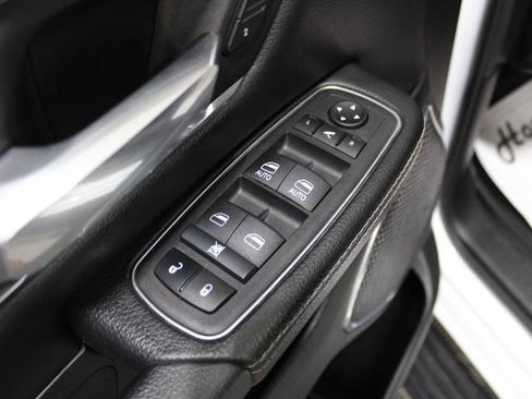 Used 2024 RAM 1500 Laramie AWD/4WD image 17