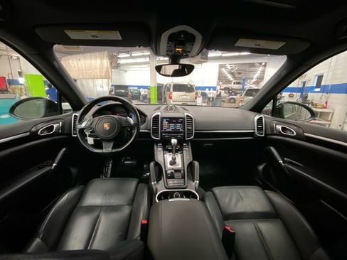 Used 2014 Porsche Cayenne Platinum Edition image 28