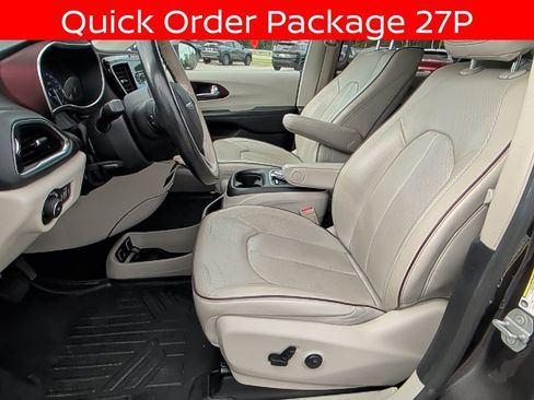 Used 2020 Chrysler Pacifica Limited w/ Tire & Wheel Group FWD image 10