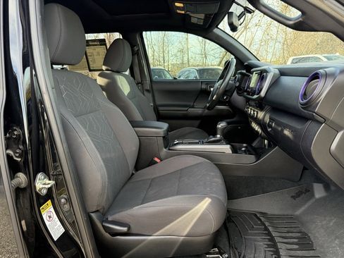 Used 2016 Toyota Tacoma TRD Sport image 38