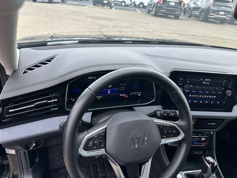 Used 2025 Volkswagen Jetta SE image 36