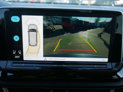 Used 2025 Volkswagen Atlas SE image 32