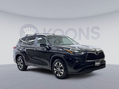 Used 2023 Toyota Highlander XLE FWD image 22