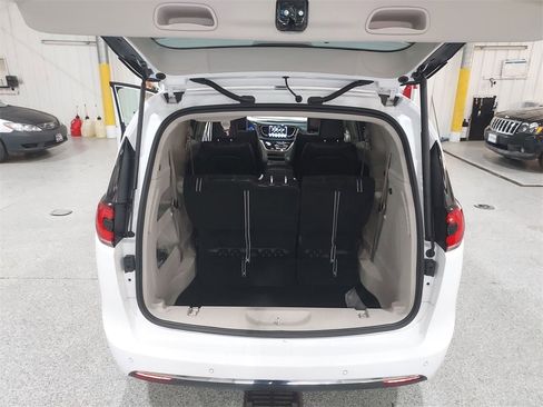 Used 2024 Chrysler Pacifica Touring-L image 29