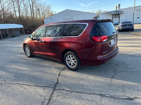 Used 2023 Chrysler Voyager LX image 4