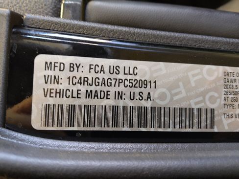 Used 2023 Jeep Grand Cherokee Altitude RWD image 33