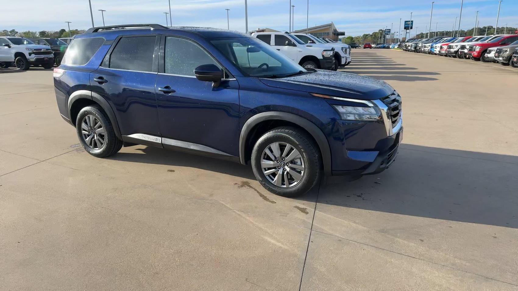 Used 2025 Nissan Pathfinder SV FWD image 9