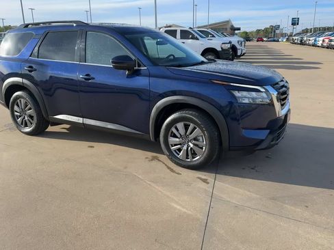 Used 2025 Nissan Pathfinder SV FWD image 9