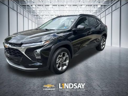 Used 2025 Chevrolet Trax LT FWD image 2
