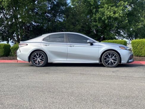 Used 2021 Toyota Camry SE FWD image 2