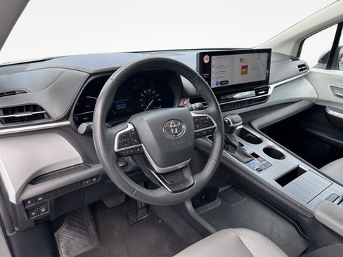 Certified 2025 Toyota Sienna XLE FWD image 11