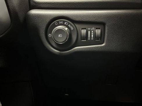 Used 2025 Chrysler Pacifica Limited image 24