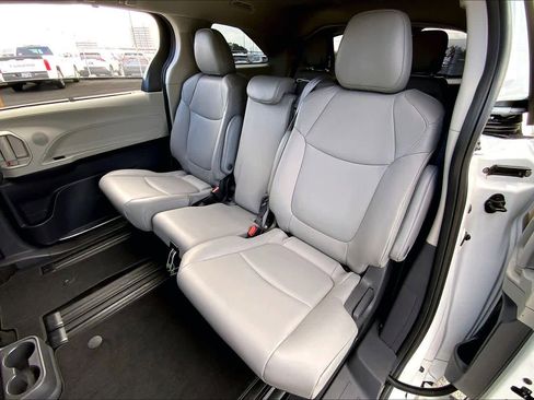 Used 2022 Toyota Sienna XLE image 18