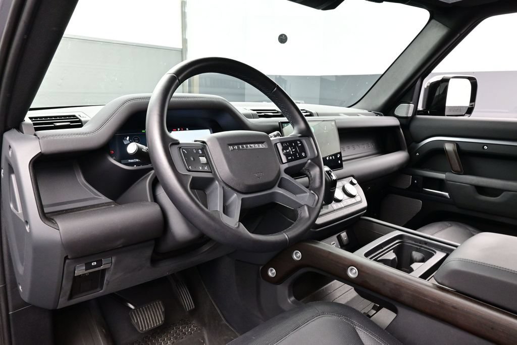 Used 2024 Land Rover Defender 130 X-Dynamic SE AWD/4WD image 4