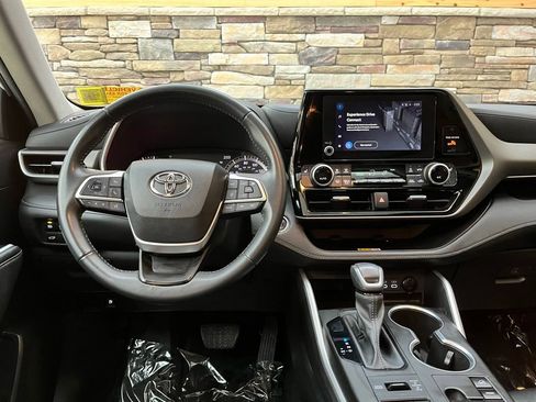 Used 2023 Toyota Highlander XLE AWD/4WD image 18