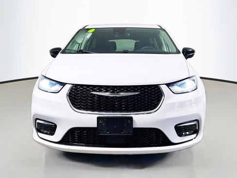 Used 2024 Chrysler Pacifica Touring-L FWD image 11