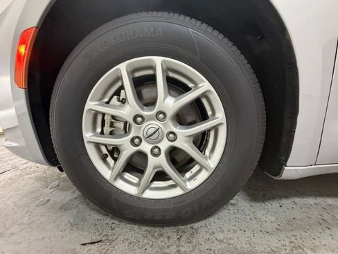 Certified 2024 Chrysler Pacifica Touring-L FWD image 13
