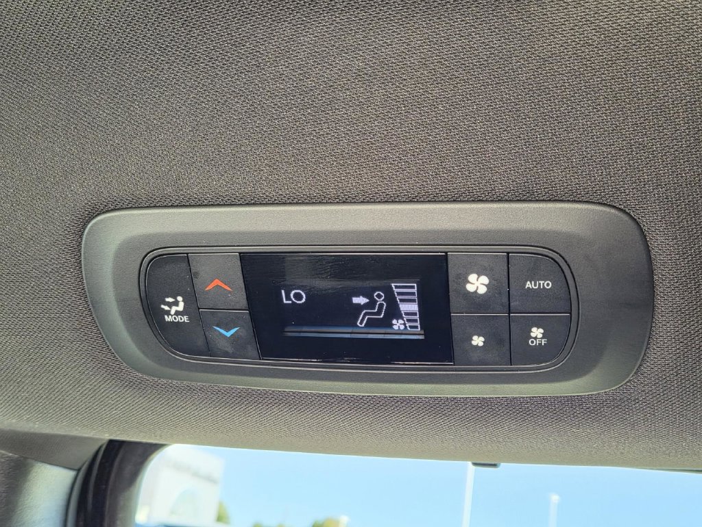Used 2025 Chrysler Pacifica Select FWD image 41