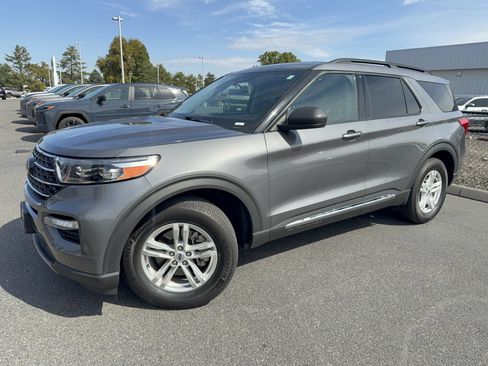Used 2021 Ford Explorer XLT w/ Equipment Group 202A AWD/4WD image 3