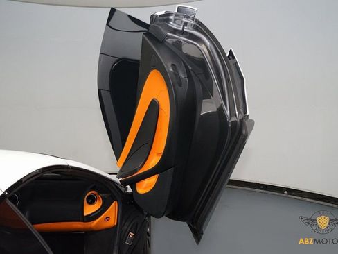 Used 2018 McLaren 570S Spider RWD image 8
