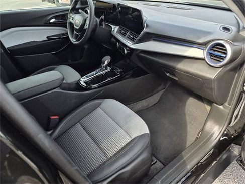 Used 2025 Chevrolet Trax LT image 11