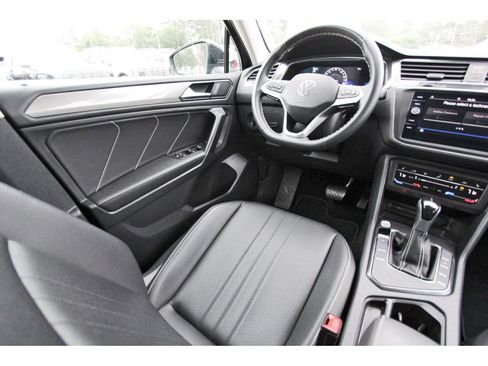 Used 2023 Volkswagen Tiguan SE FWD image 11