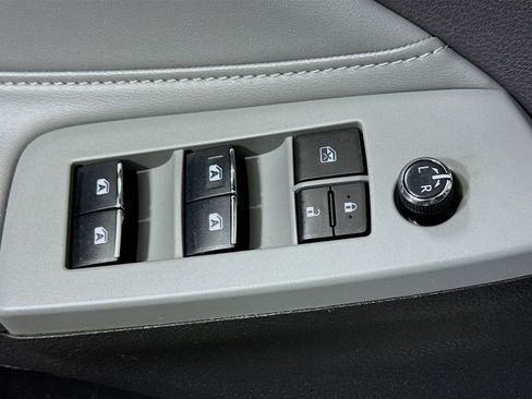 Used 2019 Toyota Avalon Limited image 24