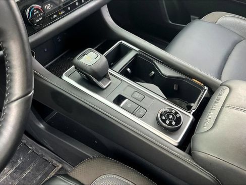 Used 2025 Nissan Pathfinder SL AWD/4WD image 16