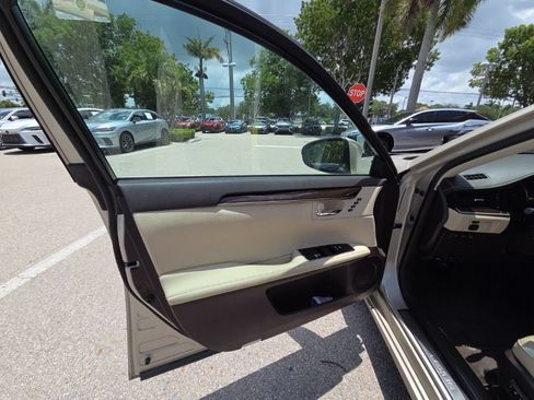 Used 2018 Lexus ES 350 w/ Luxury Package w/Wood Trim FWD image 15