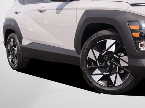 Used 2025 Hyundai Kona SEL FWD image 3